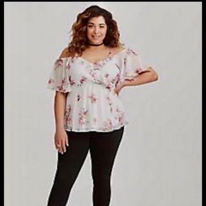 Torrid NWT Ivory Fwr Chiffon Cold Shoulder Size 1
